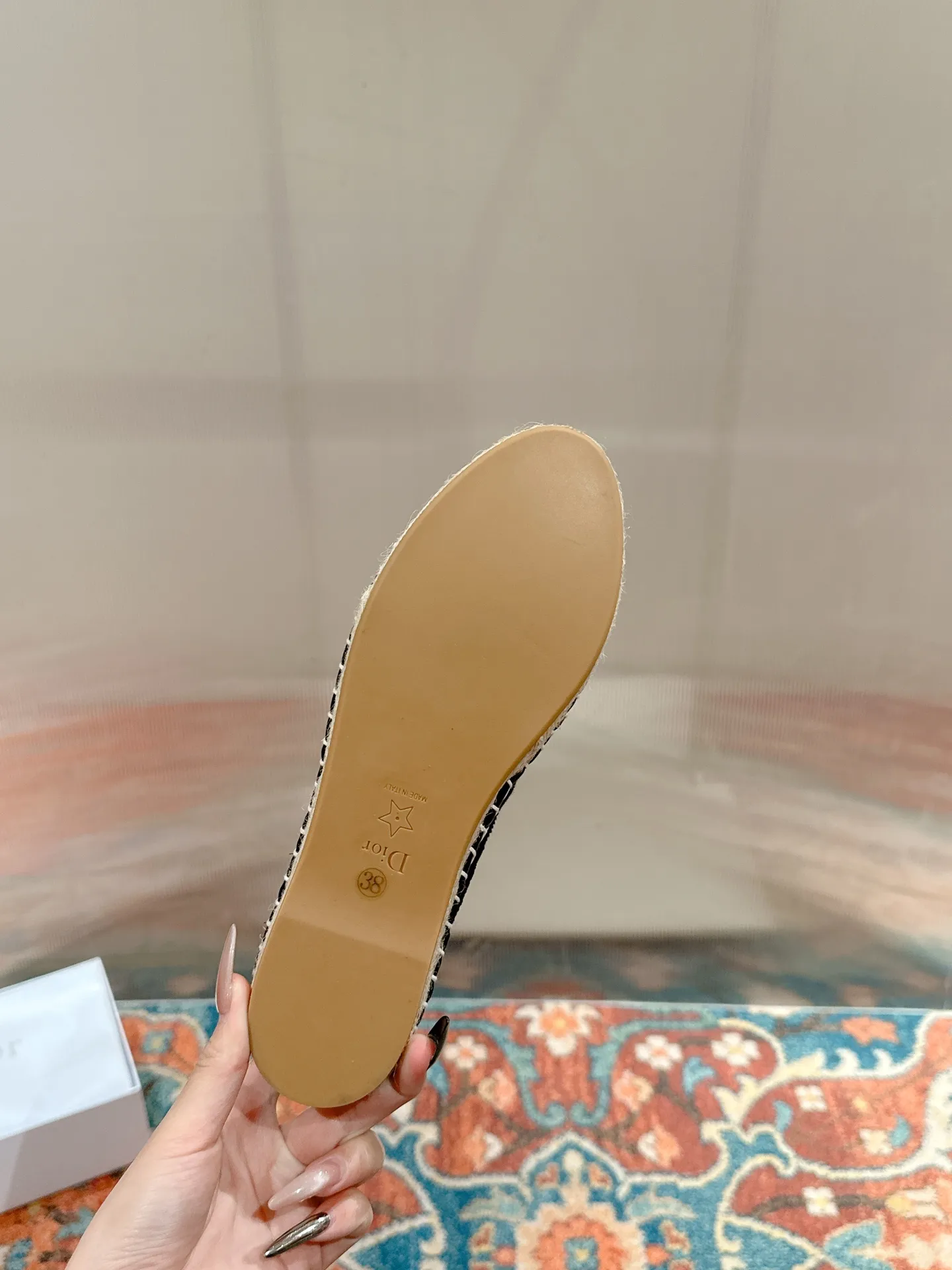 👟👟Ex-factory price 440👟👟 Dior DIOR's new popular early spring fisherman shoes 🆕 Simple, elegant and fashionable, timeless and timeless, it is a classic that will never fade away in the fashion circle, retro fisherman shoes. Original hand-woven surface, electric embroidery technology! Specific cloth surface and rubber outsole. Code number: 35-39 (40.41 customized, non-refundable)